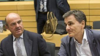 El ministre d'Economia espanyol, Luis de Guindos, amb el seu homòleg grec, el nou ministre Euclid Tsakalotos, a l'Eurogrup ACN