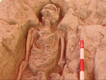 Primer pla d'un dels esquelets localitzats a la necròpolis d'Òdena ACN