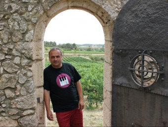 Josep M. Albet davant les vinyes d'Albet i Noya a Sant Pau d'Ordal. C.M C.M./TAEMPUS