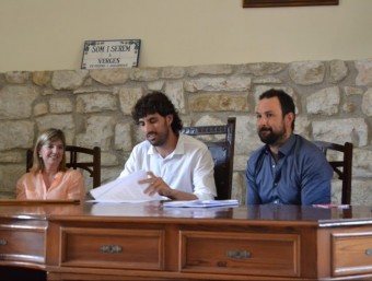 El nou alcalde de Verges, Ignasi Sabater, al centre, durant un dels plens que ja s'han efectuat corresponents en aquest mandat. EL PUNT AVUI