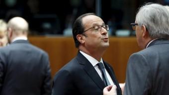 François Hollande conversant, ahir a Brussel·les, amb el president de la Comissió, Jean-Claude Juncker FRANCOIS LENOIS / AFP