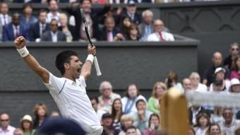 Novak Djokovic celebra el punt decisiu en la final de Wimbledon de l'any passat contra Roger Federer AFP PHOTO / POOL / TOBY MELVILLE