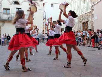 El ball de les Panderetes durant la Quintinada davant l'Ajuntament. J.M.F./TAEMPUS