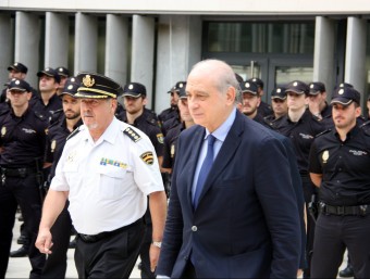 El ministre Jorge Fernández Díaz passa per davant dels 140 nous agents de la policia espanyola ACN