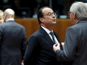 François Hollande conversant, ahir a Brussel·les, amb el president de la Comissió, Jean-Claude Juncker FRANCOIS LENOIS / AFP