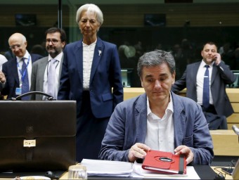La directora gerent de l'FMI, Christine Lagarde, i el ministre de Finances grec, Euclid Tsakalotos, en una imatge de diumenge passat REUTERS