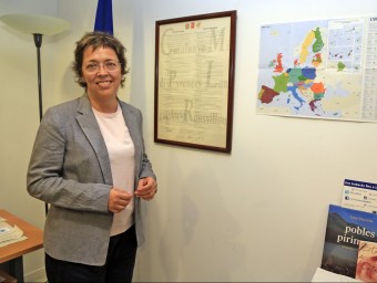 Mireia Canals, davant del document fundacional de l'euroregió signat a Perpinyà J. RAMOS