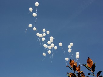 En l'acte s'han enlairat 28 globus blancs, com a símbol de l'edat de la noia ACN