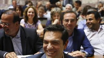 Alexis Tsipras, primer ministre grec, somriu durant un dels múltiples debats d'ahir al parlament hel·lè YANNIS BEHRAKIS / REUTERS