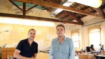 Pepe López i Jordi Canora, dos dels socis de Futur2, a la seu de l'estudi al Poblenou.  ELISABETH MAGRE