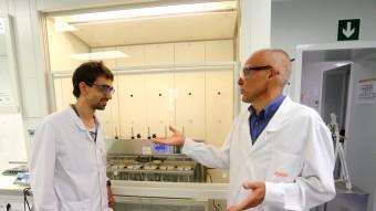 Piet Swartelé (dreta), en un dels laboratoris de l'empresa.  QUIM PUIG