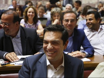 Alexis Tsipras, primer ministre grec, somriu durant un dels múltiples debats d'ahir al parlament hel·lè YANNIS BEHRAKIS / REUTERS