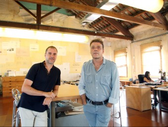 Pepe López i Jordi Canora, dos dels socis de Futur2, a la seu de l'estudi al Poblenou.  ELISABETH MAGRE