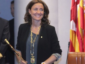 La nova presidenta de la Diputació Barcelona, Mercè Conesa, amb el tradicional bastó  acn
