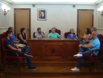 L'alcalde d'Amposta i alguns regidors van oferir una recepció als membres de la PDE al saló de plens de l'ajuntament L.M