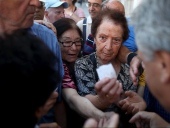 Pensionistes grecs rebent tiquets per ser atesos amb prioritat a l'hora de cobrar les seves pensions YIANNIS KORTOGLOU /REUTERS
