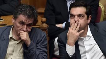 Alexis Tsipras, a la dreta, amb el seu ministre de Finances, Euclid Tsakalotos, dimecres passat al Parlament A.M. / AFP