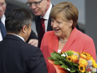 El ministre d'Economia alemany, Sigmar Gabriel, felicitala cancellera alemanya, Angela Merkel, que avui fa 61 anys EFE