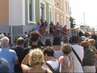La protesta va aplegar un centenar de participants L'EBRE