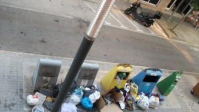 Una foto de les deixalles acumulades a fora dels contenidors del carrer Tarragona de Banyoles. EL PUNT AVUI
