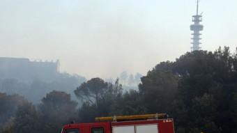 Una quarantena de dotacions han treballat aquesta nit en l'incendi de Girona per poder tancar el perímetre afectat ACN