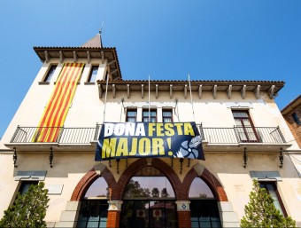 La façana de l'Ajuntament de Sant Vicenç dels Horts, on només oneja la senyera EL PUNT AVUI