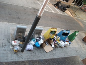 Una foto de les deixalles acumulades a fora dels contenidors del carrer Tarragona de Banyoles. EL PUNT AVUI
