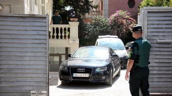 Jordi Sumarroca, sortint en vehicle policial de la seu de Teyco a Barcelona un cop acabat el registre. ACN