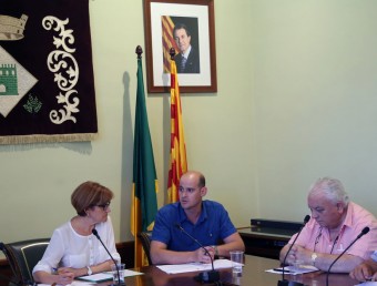 El ple amb l'alcaldessa, Isabel Cortada -al centre- i Narcís Deusedas -a la dreta de la imatge - que ahir assistia al ple des de l'oposició després de 28 anys d'alcalde MANEL LLADÓ