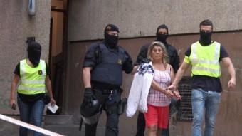 Els Mossos d'Esquadra s'enduen detinguda una dona al barri de Font de la Pólvora de Girona