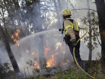 Un bomber treballant en les tasques d'extinció JORDI BORRAS