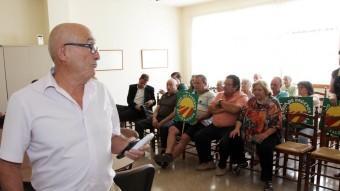 Miquel Fuentes , al final del ple d'ahir, i els afectats que s'oposen al projecte JOAN SABATER