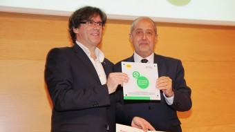L'alcalde Puigdemont rep de mans del conseller Puig la certificació turística JOAN SABATER
