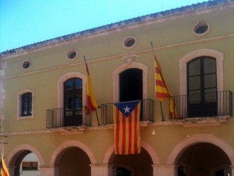 Concentració en desacord amb la llei de banderes davant de l'Ajuntament d'Altafulla, on onegen la senyera, la bandera espanyola i l'estelada, el 15 de juny del 2014 ACN