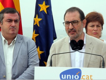 Ramon Espadaler, en primer terme, fent costat al candidat per Girona d'Unió, Xavier Dilmé ACN