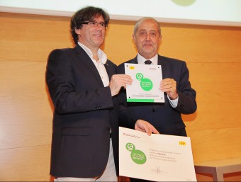 L'alcalde Puigdemont rep de mans del conseller Puig la certificació turística JOAN SABATER