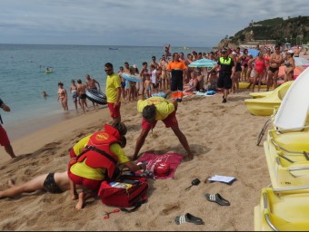 El simulacre de salvament a Calella es va fer a la platja just davant del pont de fusta de la riera Capaspre. AJUNTAMENT