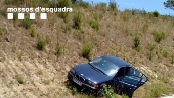 El vehicle BMW amb què van fugir, i amb el qual van patir una sortida de via a l'A-2, a Caldes COS DELS MOSSOS D'ESQUADRA (CME)