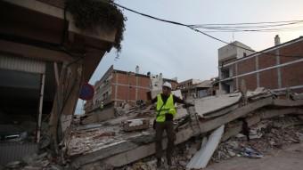 Un membre de la UA del grup de riscos sísmics fa estudis del terratrèmol de Llorca.