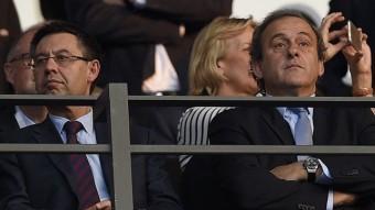 Bartomeu, a l'esquerra de Michel Platini, president de la UEFA, en la final de la Champions a Berlín AFP