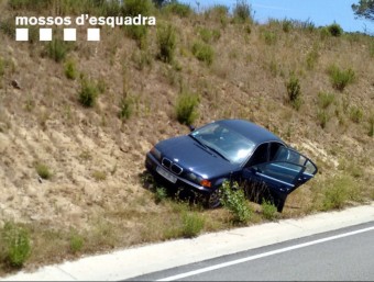 El vehicle BMW amb què van fugir, i amb el qual van patir una sortida de via a l'A-2, a Caldes COS DELS MOSSOS D'ESQUADRA (CME)