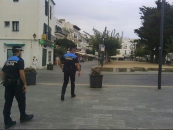 Agents de la policia local patrullant pel centre REDACCIÓ