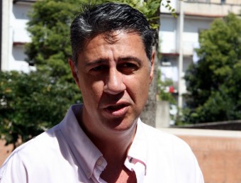 El candidat de PP de Catalunya, Xavier García Albiol, atenent als mitjans de comunicació a Girona