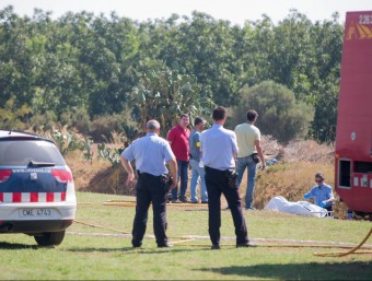 Els tecnics prenent mides al lloc de l'accident JOAN CASTRO / ICONNA