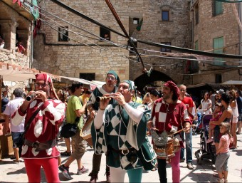 Un grup de joglars van animar la jornada amb diversos cercaviles pels carrers medievals de Guimerà ACN