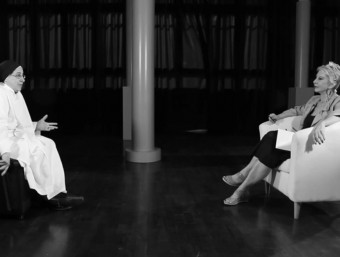 La monja dominica Sor Lucía Caram i la periodista Karmele Marchante en un moment del vídeo
