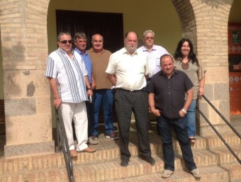 El consistori de Torroella de Fluvià , amb Jordi Nierga, portaveu d'ELP (segon per l'esquerra), i al centre -amb barba i camisa blanca, l'alcalde Pere Moradell EL PUNT AVUI