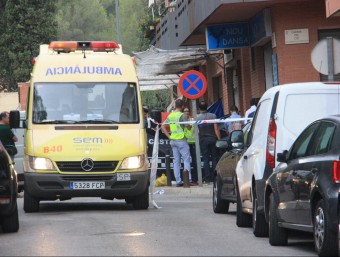 Una ambulància i policies al lloc on s'ha trobat una dona apunyalada aquest dimecres a Castelldefels ACN