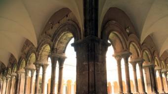 El claustre del monestir de les Avellanes és romànic i ha conservat les quatre ales originals malgrat que el monument va estar molt maltractat per la història. Amb la restauració s'eliminaran problemes d'humitat EL PUNT AVUI