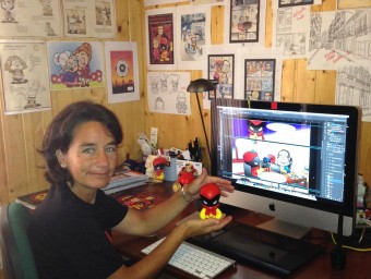 Olga Resina , creadora del Supercatalà, mostra al seu despatx el ninotet antiestrès que es ven al seu web CEDIDA